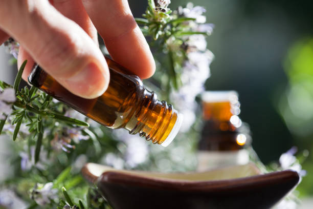voorbereiding met essentiële oliën - essential oils smell stockfoto's en -beelden