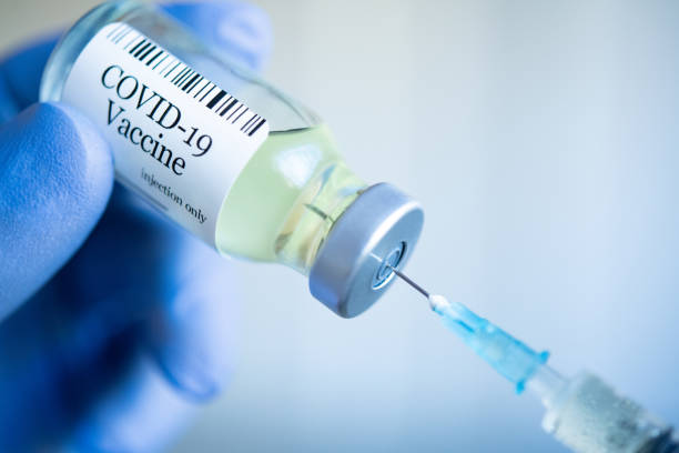 preparare l'iniezione con il vaccino covid-19 - vaccino foto e immagini stock