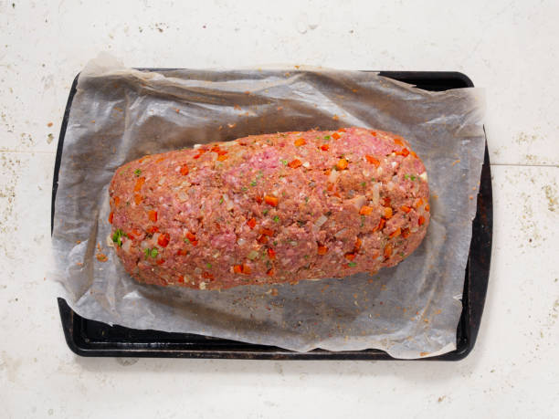 przygotowanie sycylijski styl walcowane meatloaf z deli ham, bazylia i mozzarella - krok 8of8 - meatloaf zdjęcia i obrazy z banku zdjęć
