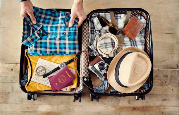 voorbereiding van reizen koffer hoge hoekmening - packing suitcase stockfoto's en -beelden
