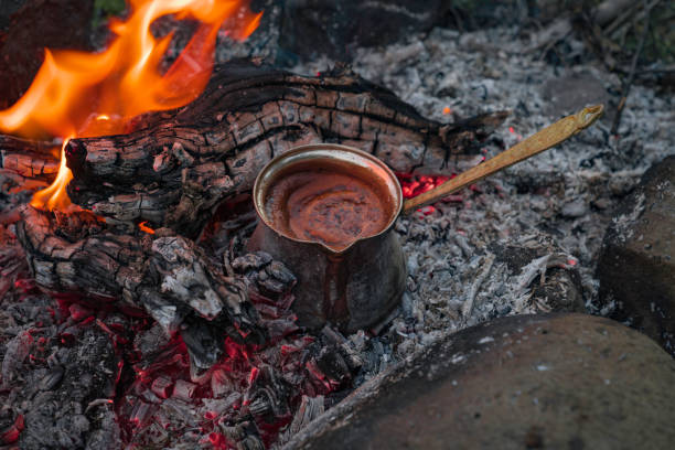förbereder turkiskt kaffe vid lägerelden - shodography bildbanksfoton och bilder