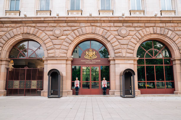 presidentieel paleis en bewakers in sofia (bulgarije) - bulgarije stockfoto's en -beelden