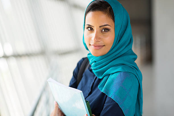 pretty muslim college student - arabic student stockfoto's en -beelden