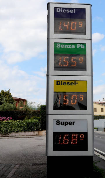 prezzi del distributore di benzina con quattro tipi di carburante in vendita - bologna roma foto e immagini stock
