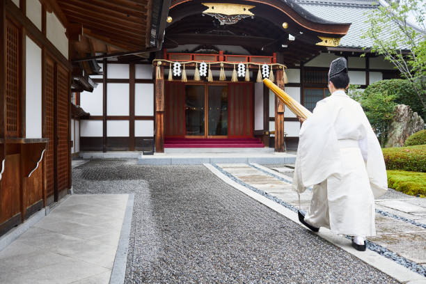 稲荷神社の司祭 - 神社 ストックフォトと画像