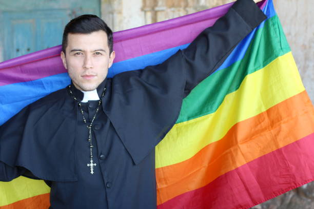 무지개 깃발을 들고 있는 사제 - progress pride flag 뉴스 사진 이미지