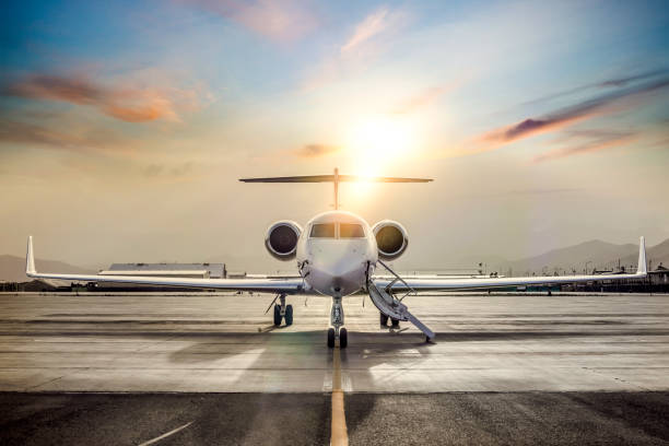 privé jet op de landingsbaan van de luchthaven - commercieel vliegtuig stockfoto's en -beelden