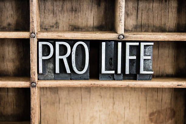 pro vida concepto de palabras en la tipografía de metal cajón - abortion clinic fotografías e imágenes de stock