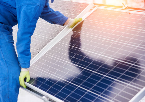 Process of installation solar batteries in winter Process of installation solar batteries in winter. Worker in blue uniform and gloves. Close-up solar panel photos stock pictures, royalty-free photos & images