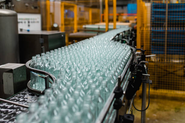 production line for juice bottling - manufacture plastic imagens e fotografias de stock