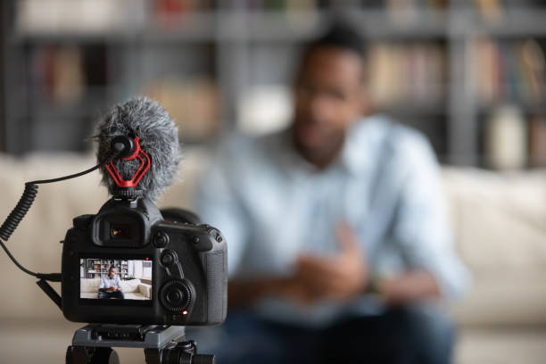 kamera profesional menembak blogger biracial membuat vlog - video marketing potret stok, foto, & gambar bebas royalti