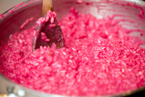 개인 집에서 식사를 준비 하는 전문 요리사: 붉은 사탕 무 우 리조또를 준비 - 브라시카 라파 뉴스 사진 이미지