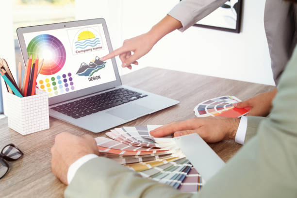 Diseñadores profesionales que trabajan con muestras de paleta de colores en el escritorio en la mesa de la oficina, primer plano - foto de stock