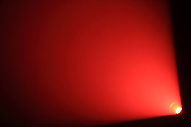 professional fase riflettori luminoso rosso - red spotlight foto e immagini stock
