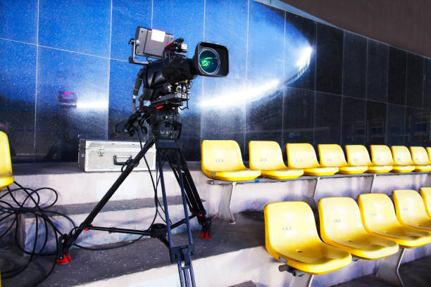 câmera profissional tv filmando o evento em um estádio - estádio e camera - fotografias e filmes do acervo