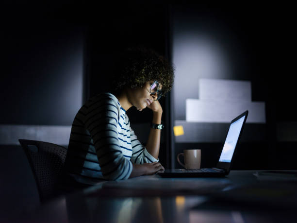 professionele vrouw staren naar laptop - student night study stressed stockfoto's en -beelden