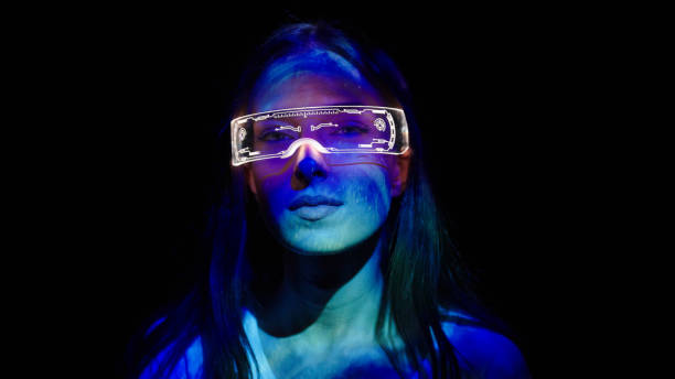 proiezione sul volto di una donna che indossa occhiali futuristici - metaverso foto e immagini stock