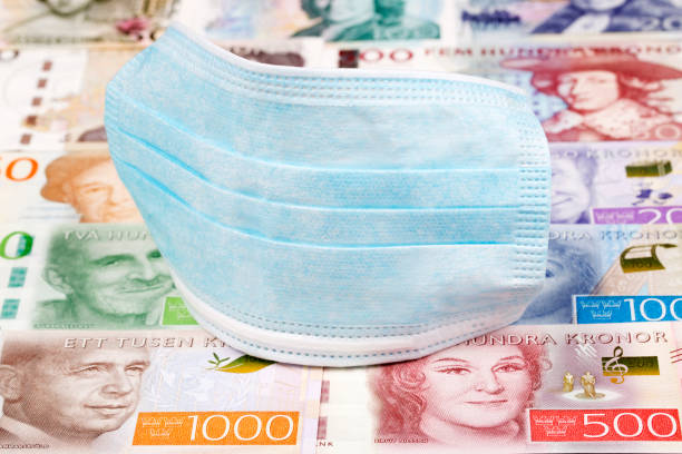 skyddsmask på svenska pengar - svenska pengar bildbanksfoton och bilder