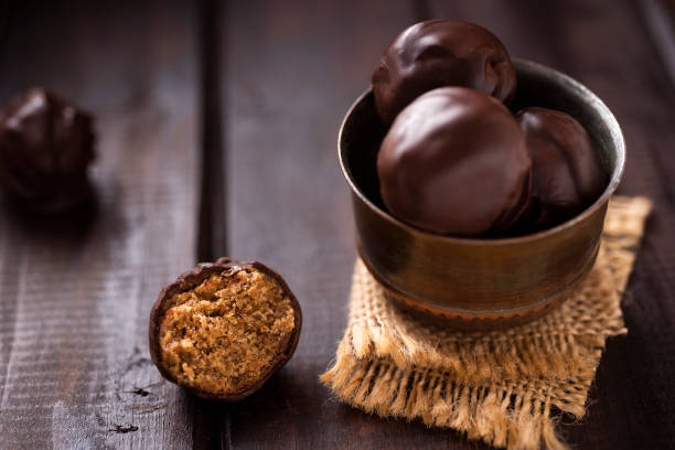 eiwit snoepjes met chocolade - vegan keto stockfoto's en -beelden