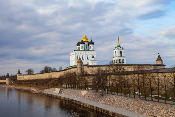Pskov Kremlin (Krom) fortress wall with beautiful embankment Pskov Kremlin (Krom) fortress wall with beautiful embankment pskov russia stock pictures, royalty-free photos & images
