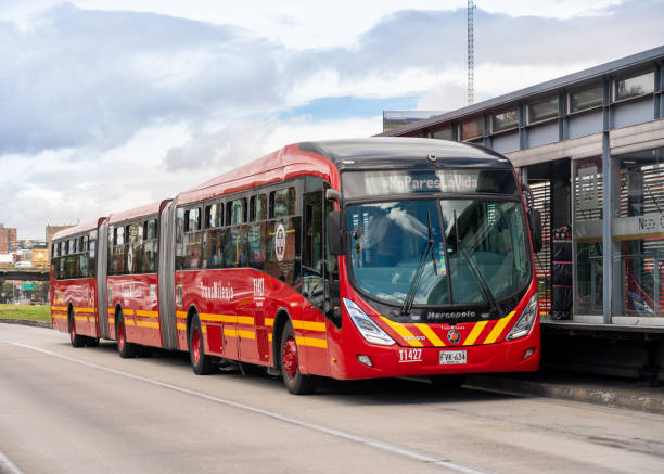 ボゴタ市内の旅客駅での公共バス。 - バス高速輸送システム 写真 ストックフォトと画像