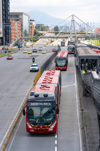ボゴタの駅で運行中の公共サービスバス。コロンビア。 - バス高速輸送システム 写真 ストックフォトと画像