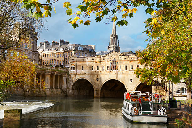 Pulteney Bridge and river Avon in Bath Pulteney Bridge, the main tourist attraction in Bath, UK. somerset england stock pictures, royalty-free photos & images