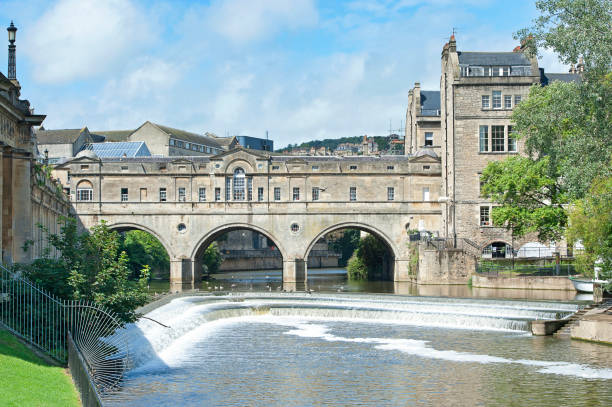 Pulteney Bridge and weir - the Georgian architectural masterpiece that is Bath, England, UK. The distinctive Georgian architecture of Bath Stone that is ubiquitous throughout the city and makes for one of the most distinctive and consistently beautiful cities in England somerset england stock pictures, royalty-free photos & images
