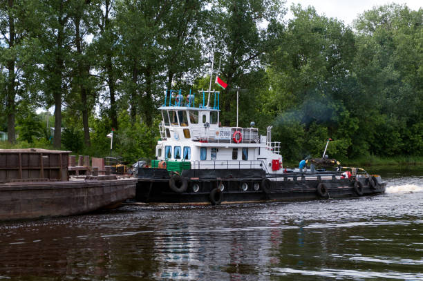ベラルーシのピンスクのピナ川でバージ"r-0494"とプッシャー綱引き "bt-0661" - タイトルバック ストックフォトと画像
