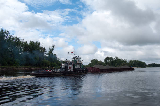 ベラルーシのピンスクのプリピャチ川とピナ川の合流点にバージ"r-0538"とプッシャー綱引き「bt-0702」 - タイトルバック ストックフォトと画像