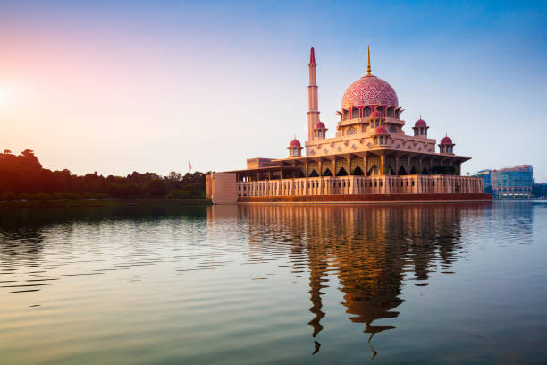 Putra mosque during sunrise Putra mosque during sunrise with reflection, Malaysia kuala lumpur stock pictures, royalty-free photos & images