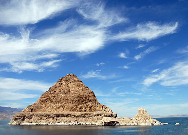 pyramid lake - sparks стоковые фото и изображения