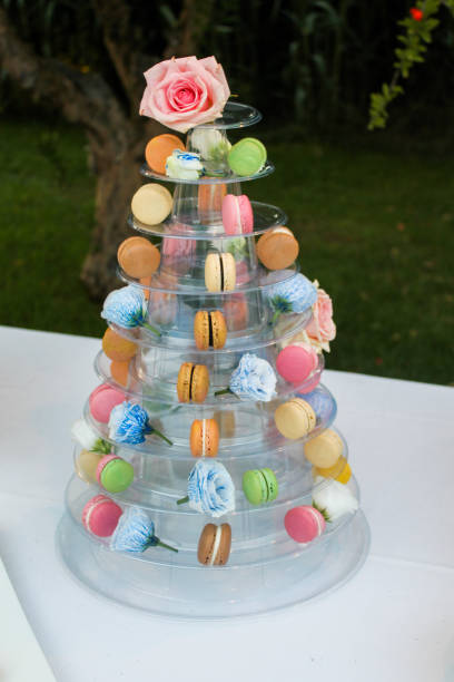 Pyramid of macaroons with Italian meringue Canon ESD EOS 1100D 2848px x 4272px - 240 DPI - RVB ISO 160 35mm f/5,0 1/50 sec belgique stock pictures, royalty-free photos & images