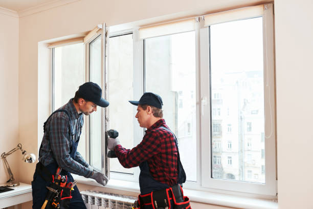 luz de calidad. trabajadores de la construcción instalando una nueva ventana en casa - ventana fotografías e imágenes de stock