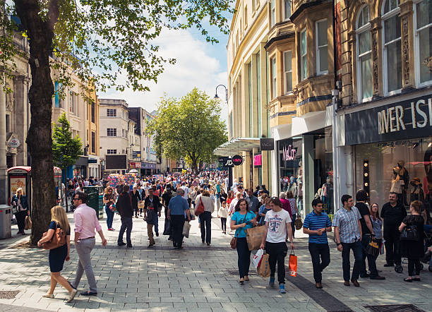 queens street in cardiff busy with shoppers - binnenstad stockfoto's en -beelden
