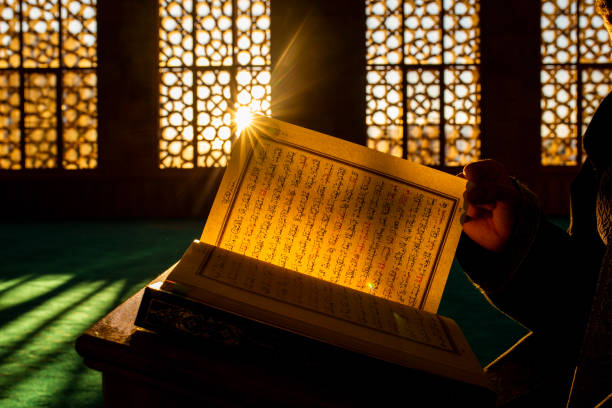 koran in de moskee - islam stockfoto's en -beelden