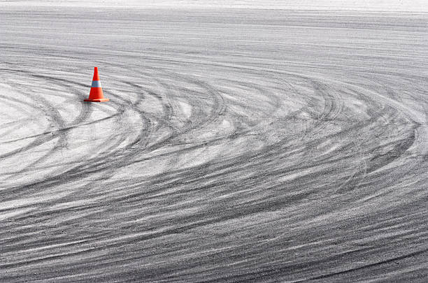 Racing marks Speeding tire tracks on asphalt skid mark stock pictures, royalty-free photos & images