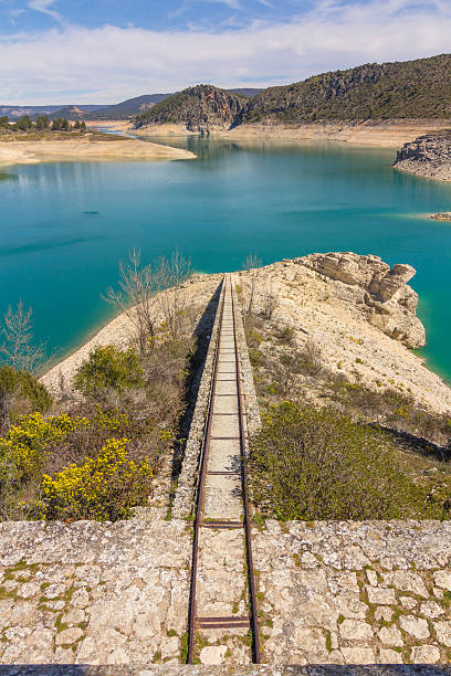 rails for loading and unloading in buendia reservoir, cuenca, spain - buendia stok fotoğraflar ve resimler