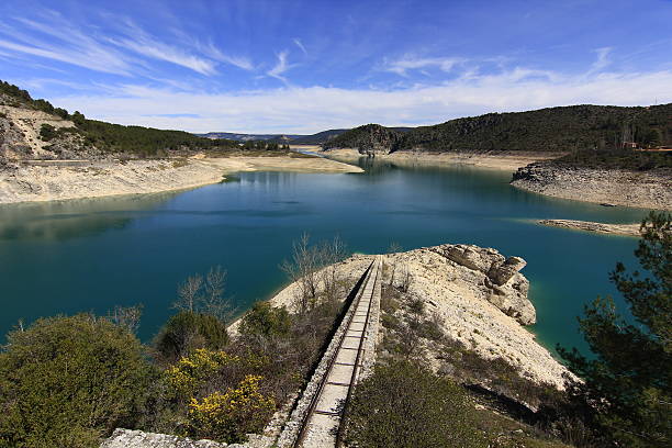 rails for loading and unloading in buendia reservoir, cuenca, spain - buendia 個照片及圖片檔