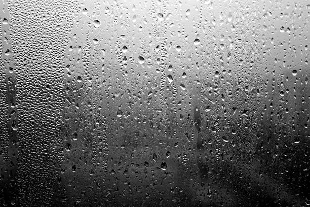 regen fällt auf fenster nahaufnahme in schwarz und weiß - wasser tropfen stock-fotos und bilder