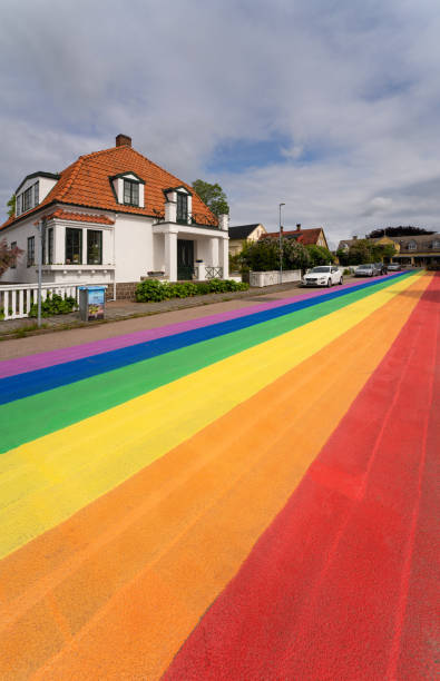 스웨덴 호가나스 중심부의 레인보우 컬러 도시 거리. - progress pride flag 뉴스 사진 이미지