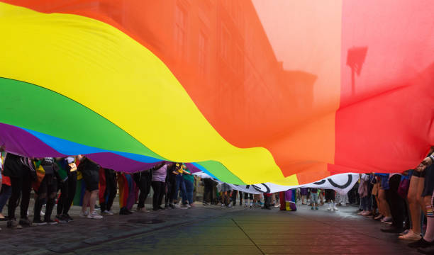 tęczowa flaga na dorocznej paradzie gejowskiej w grazu w austrii. - lgbtq zdjęcia i obrazy z banku zdjęć