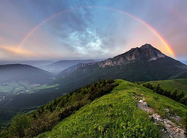 arco-íris no pico da montanha - tonga - fotografias e filmes do acervo