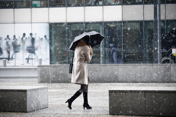 neerslag in brussel, belgië - rain woman sun stockfoto's en -beelden