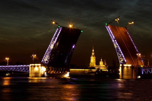 尼瓦河上的凸起的皇宮橋。在俄羅斯聖彼德堡的橋樑的籌集。夏日白色的夜晚。 - vera pauw 個照片及圖片檔
