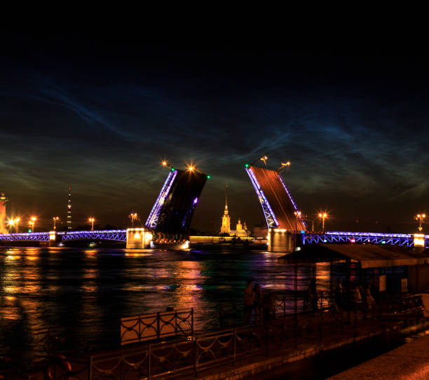 凸起的宮殿橋, 涅瓦河, 羅斯特爾柱, 彼得和保羅大教堂。 俄羅斯聖彼德堡的白色夜晚。 - vera pauw 個照片及圖片檔
