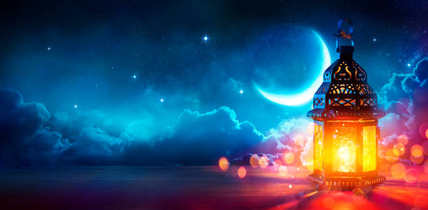 ramadan kareem - mond und arabische laterne mit blauem himmel in der nacht mit abstrakten defokussierten lichtern - eid ul fitr - romolotavani stock-fotos und bilder