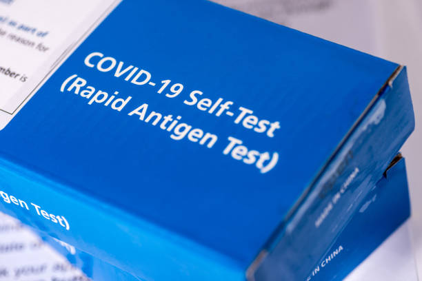 covid-19 schneller antigentest - corona test stock-fotos und bilder