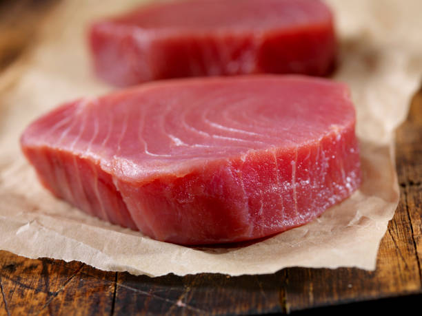 filetes de atún ahi crudo - atún pescado fotografías e imágenes de stock