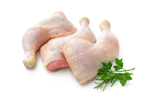 흰색에 고립 된 원시 닭 다리 - 날것 뉴스 사진 이미지